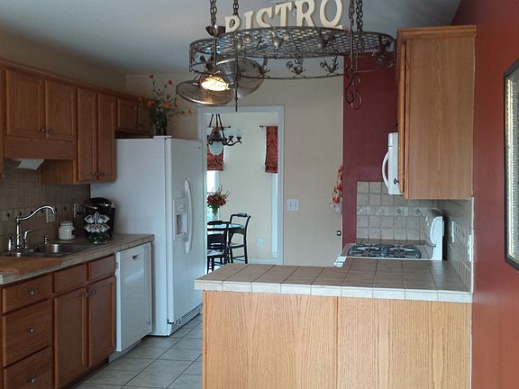 Great kitchen w/ breakfast area