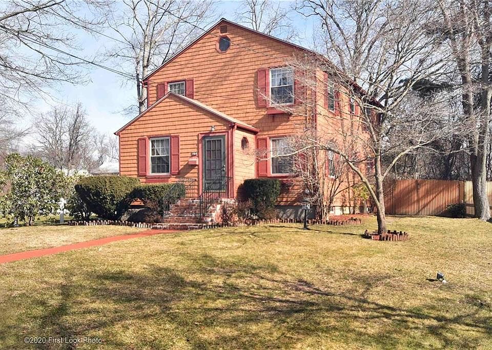 1st image of 32 Elizabeth Dr
