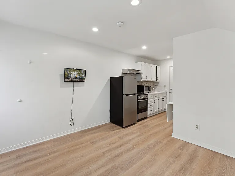 306 L St SE — Photo 19