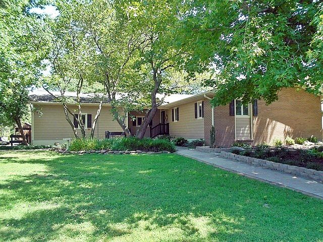 1st image of 1001 Twin Lakes Dr