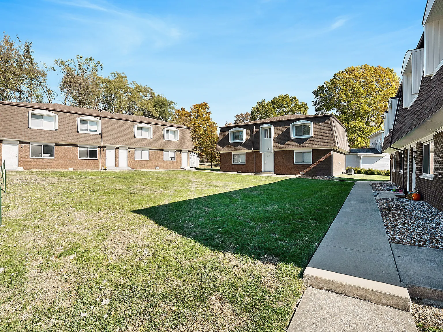 211 Glenlake Dr — Photo 1