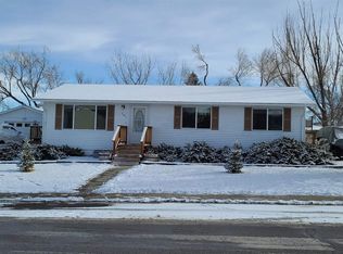 101 Mountain View Dr, Thermopolis, WY 82443
