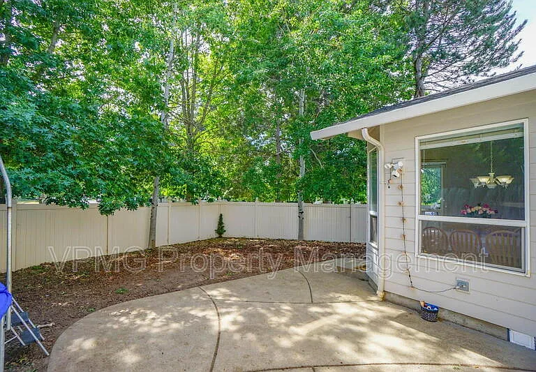 17301 SE 24th St — Photo 37