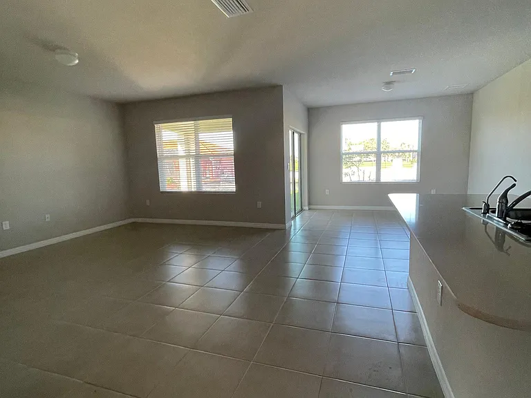 1437 NW 31st Pl — Photo 9