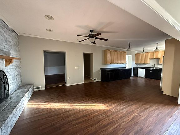 3rd image of 905 W College St
