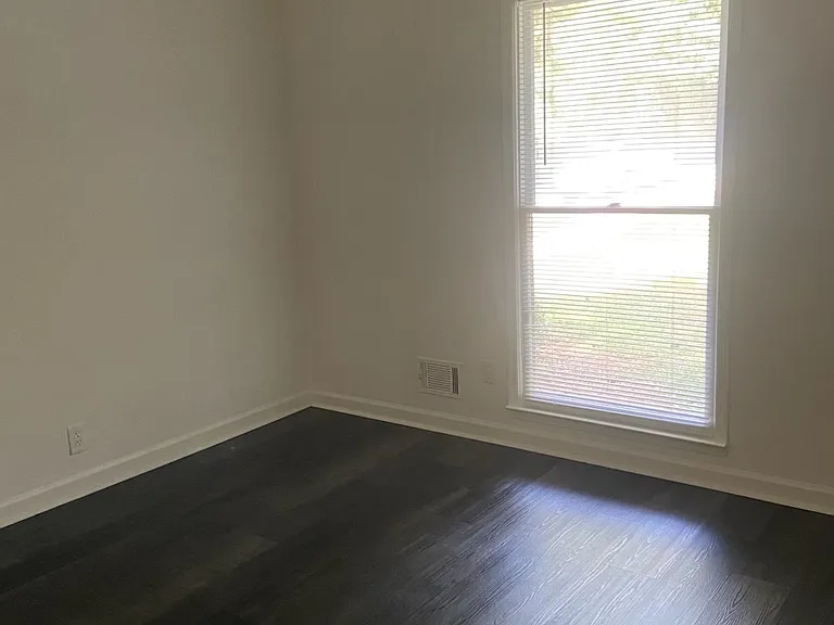 2020 Oakwood Dr #2020 — Photo 4