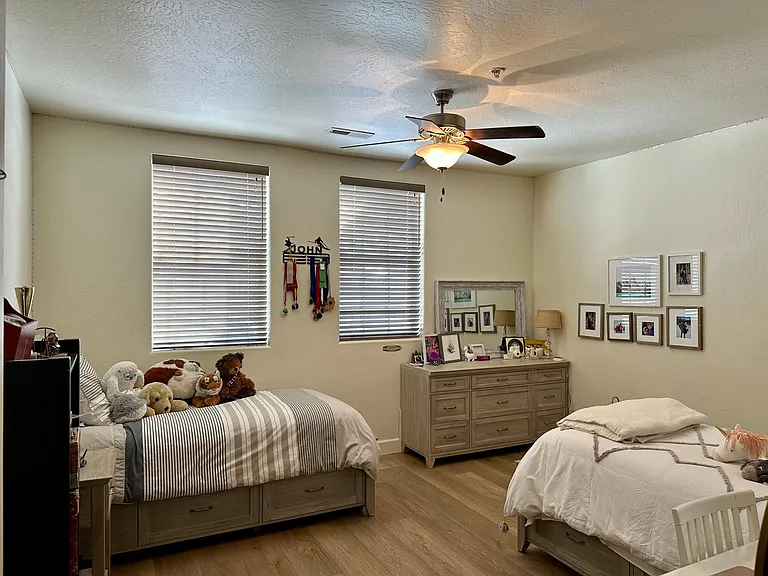 930 E Sterling Ln — Photo 12