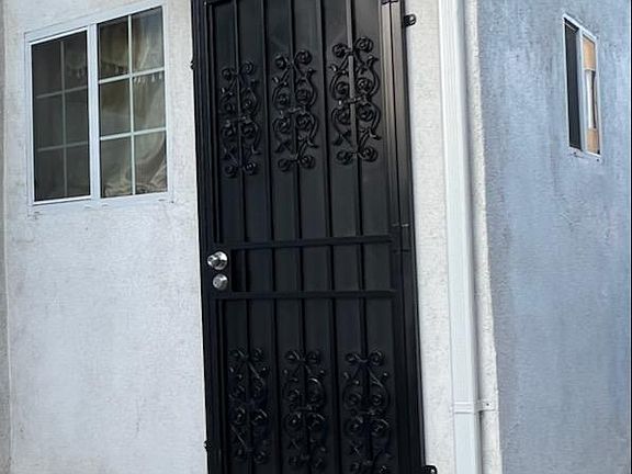 2nd image of 826 N Vendome St