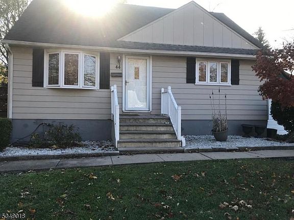 5th image of 44 Hawthorne Dr