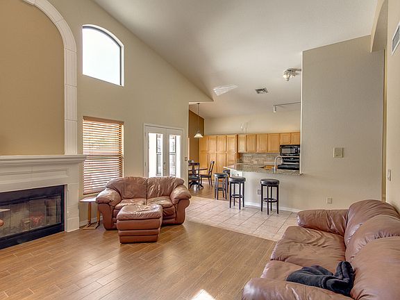 3rd image of 813 N Aspen Dr