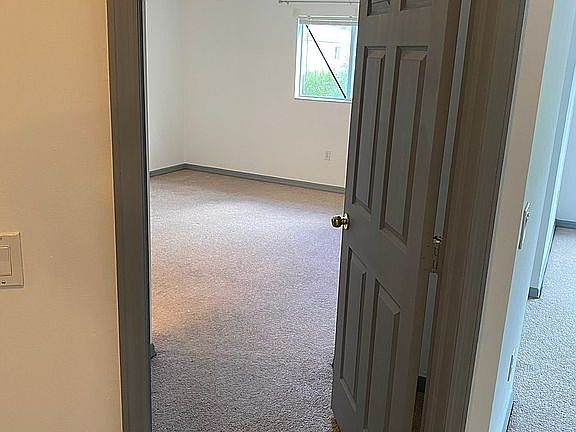 3rd image of 861 Bedford Dr