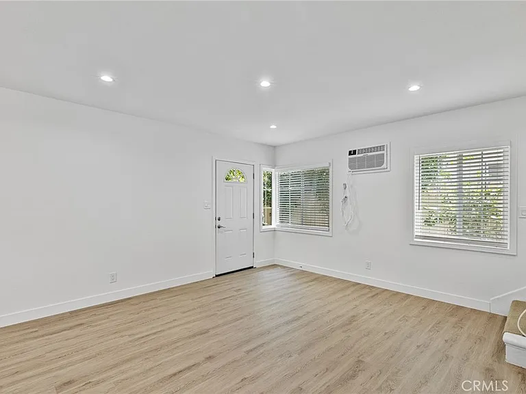 5339 1/2 Bellingham Ave — Photo 10