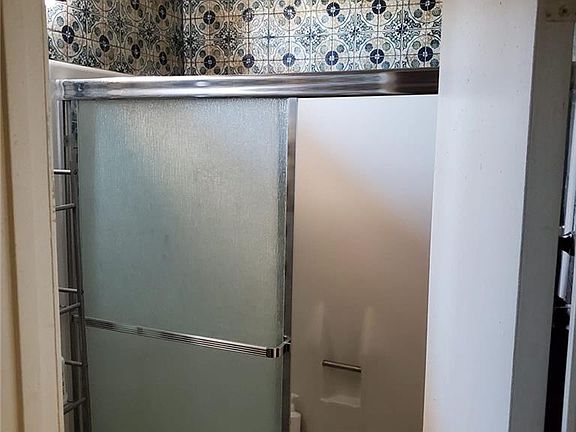 4th image of 2319 Mariposa Ave