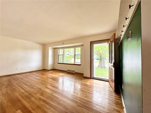 4th image of 4413 Washington Ave