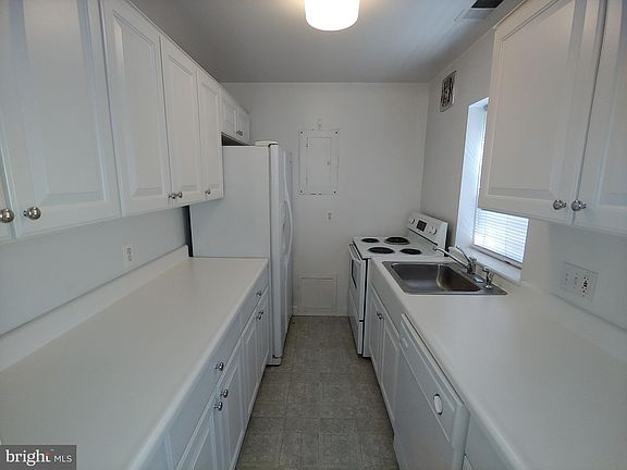 5th image of 3301 S Stafford St APT B2
