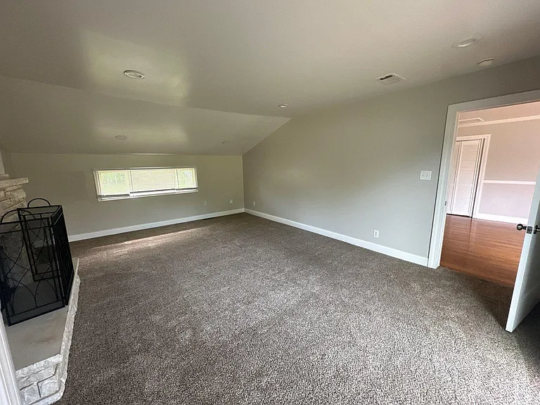 1370 Farley Dr — Photo 14