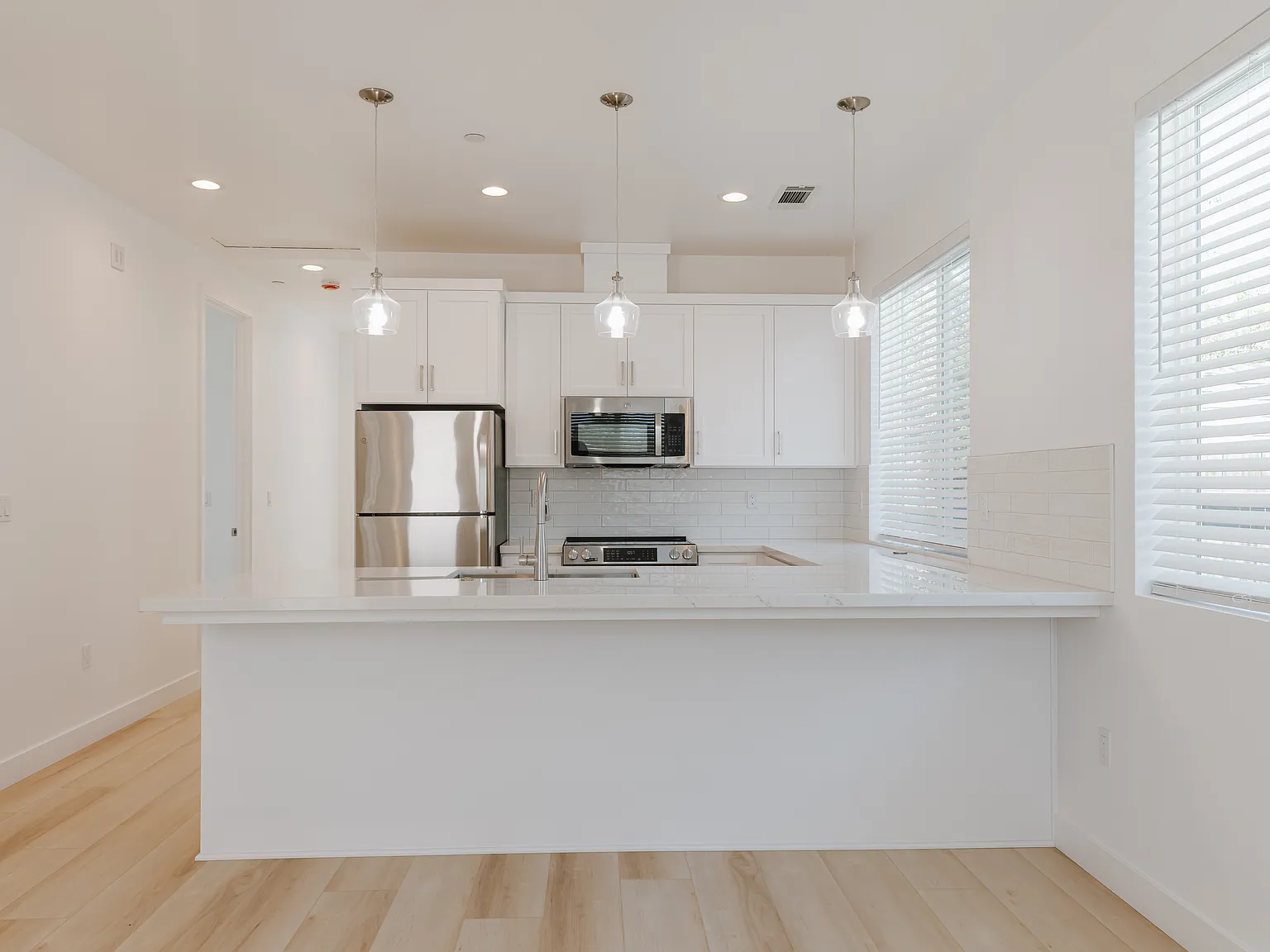 4 bed, 950 sqft, $4,000 — Photo 2