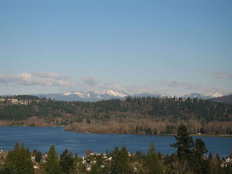 View of Lake Sammamish and the Cascades