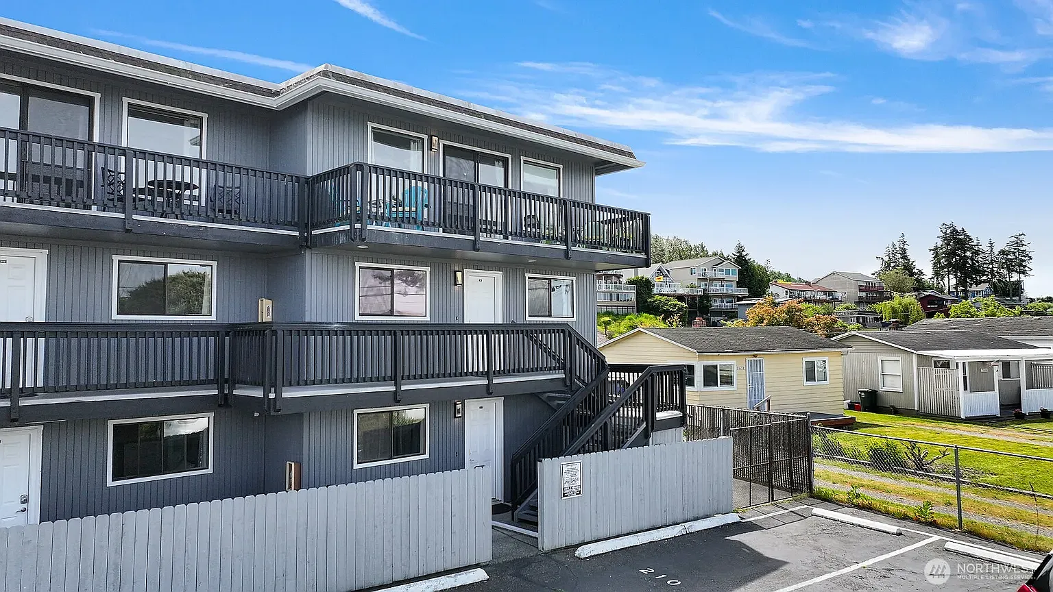 3 bed, 1070 sqft, $2,100 — Photo 1