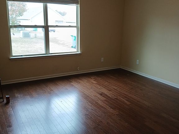 Living room, unfurnished.