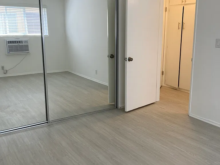 310 S Sherbourne Dr — Photo 42