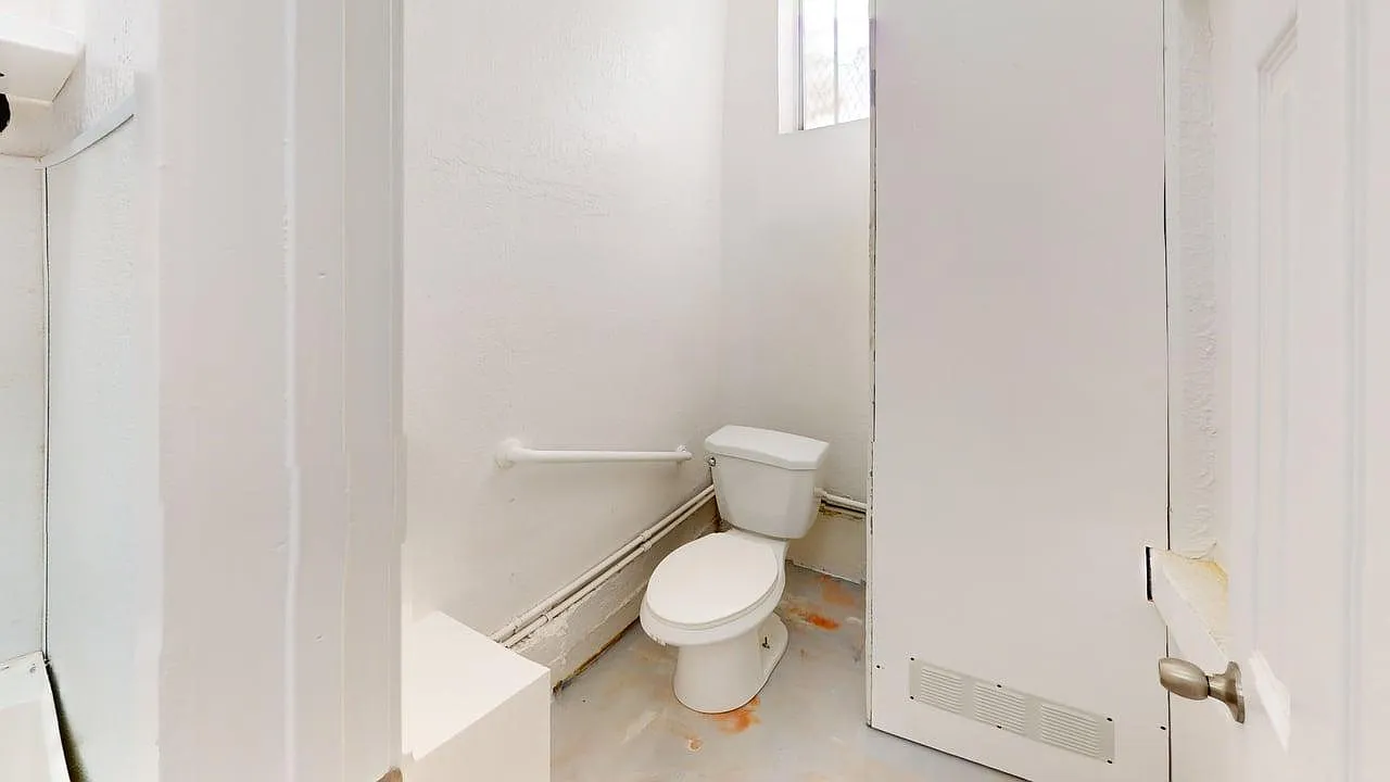 Updated Studio in EDO - Vaulted Ceiling, Great Natural Light — Photo 4