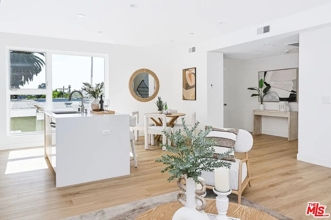 2 bed, 2.5 bath, 1620 sqft, $6,500 — Photo 4