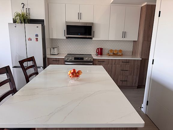 4th image of 484 Edinburgh Blvd