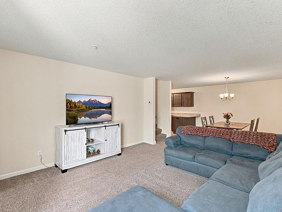 4th image of 305 Chatum Ln
