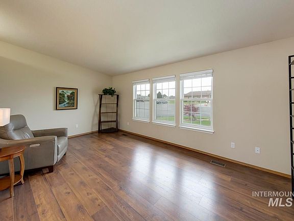 5th image of 1100 Burnett Dr Unit 401