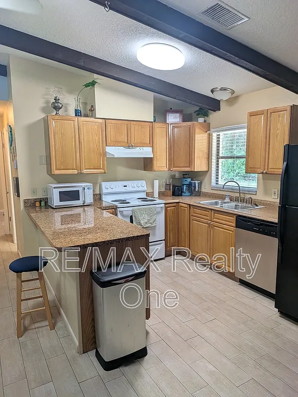 2 bed, 1.0 bath, 1000 sqft, $1,300 — Photo 3