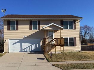 24 W Village Cir, Davenport, IA 52806