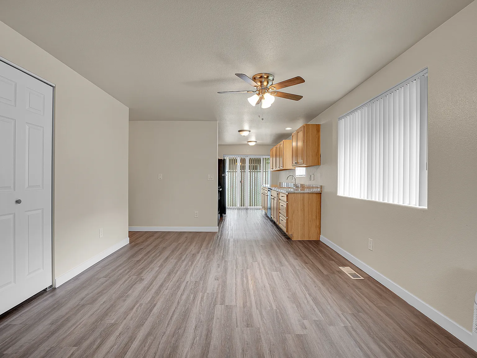 3 bed, 1200 sqft, $2,300 — Photo 2
