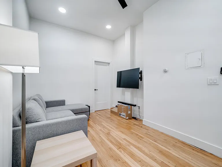 163 3rd St #1E — Photo 3