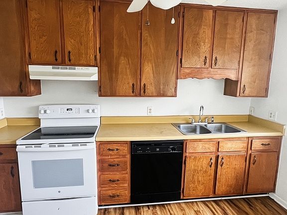 4th image of 1532 Woodgate Way