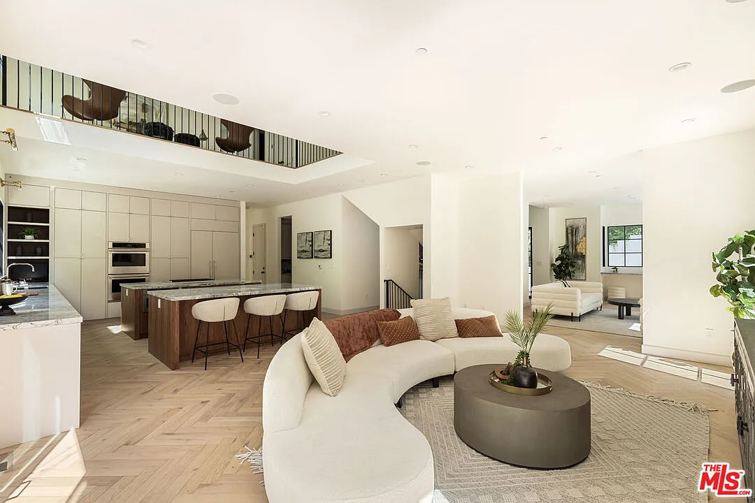 6 bed, 7.0 bath, 5750 sqft, $20,000 — Photo 3