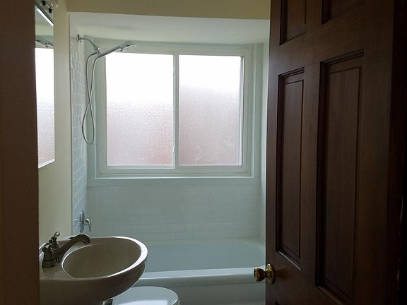 3rd image of 3947 Jamieson Ave Floor 2