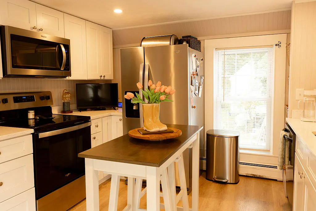 3 bed, 1000 sqft, $2,400 — Photo 3