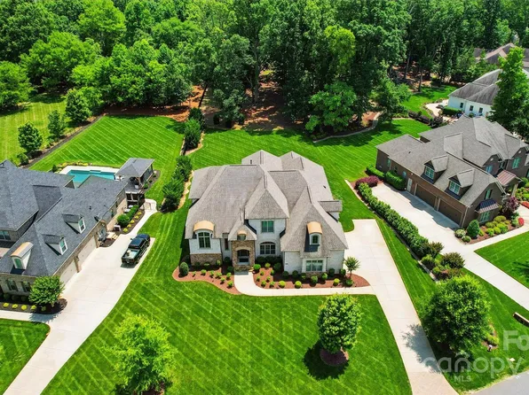 300 Wheatberry Hill Dr, Matthews, NC 28104