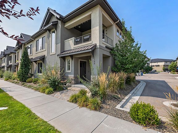 Townhome with views situated adjacent to beautiful Marianne Williams Park.