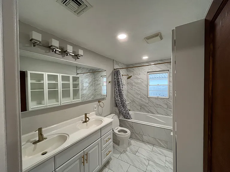 2826 E Elm St — Photo 17