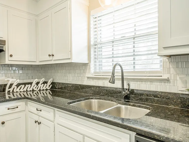 1403 Clearpoint Dr — Photo 26