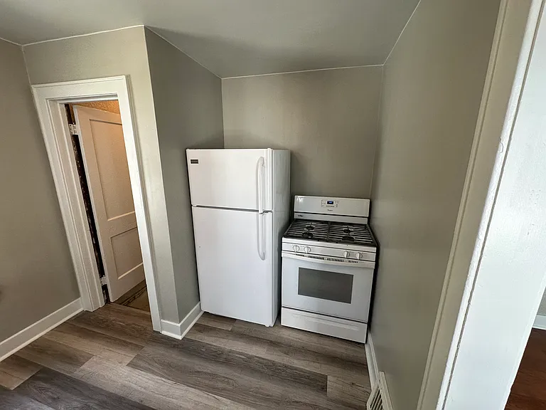 554 Bond Ave — Photo 10