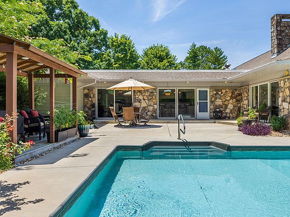 5th image of 615 Springhill Dr NE