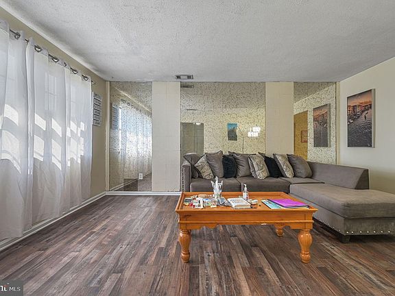 3rd image of 1411 S Hancock Ave