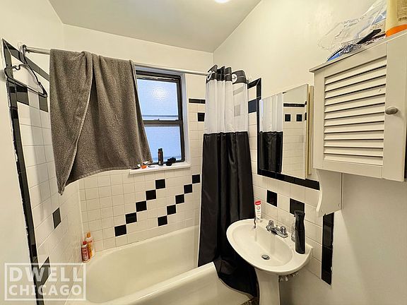 3rd image of 3347 N Marshfield Ave #207