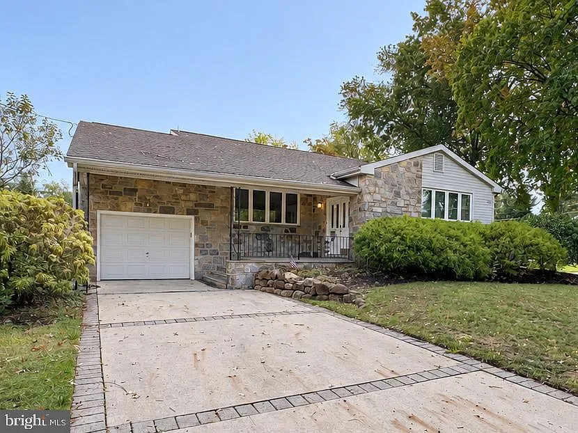 1738 Country Club Dr