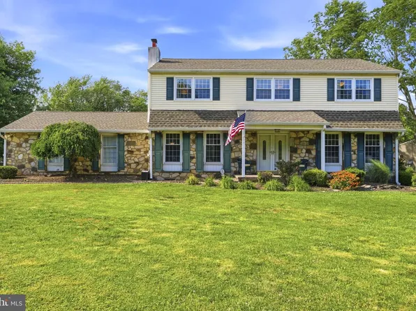 7 Pebble Ridge Rd, Warrington, PA 18976