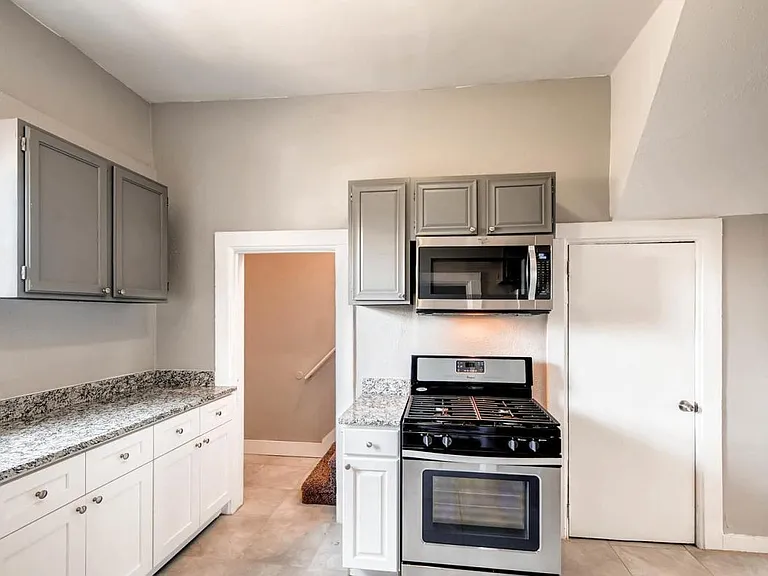 3225 N Marion St — Photo 4