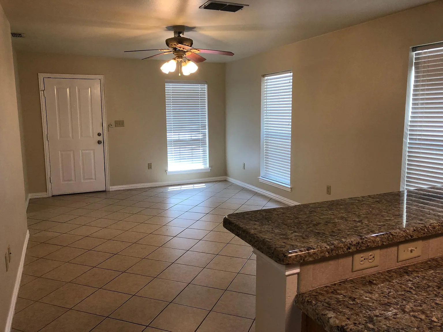3 bed, 1198 sqft, $1,800 — Photo 4